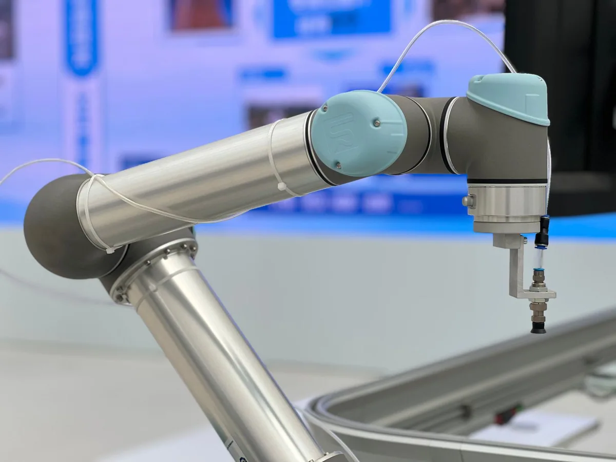 Articulated robotic arm with a vacuum gripper